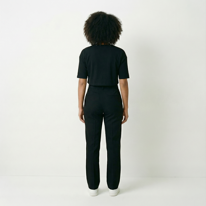 Saar – Elegant set med topp och raka byxor