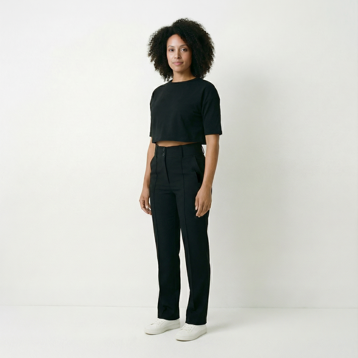 Saar – Elegant set med topp och raka byxor