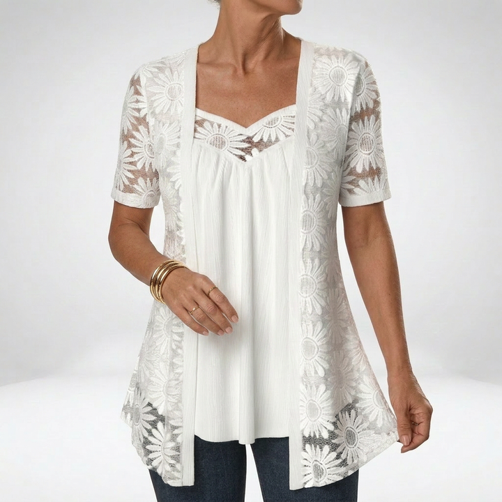 Aurelisse – Elegant topp med romantiska spetsdetaljer