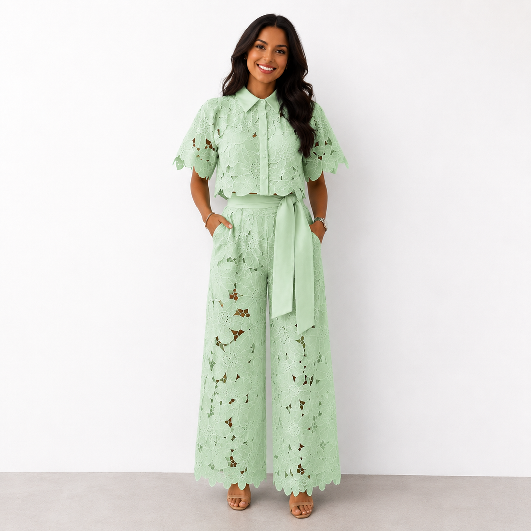 Ylina – Elegant spetsset med feminin silhuett