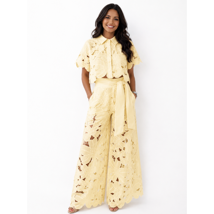 Ylina – Elegant spetsset med feminin silhuett