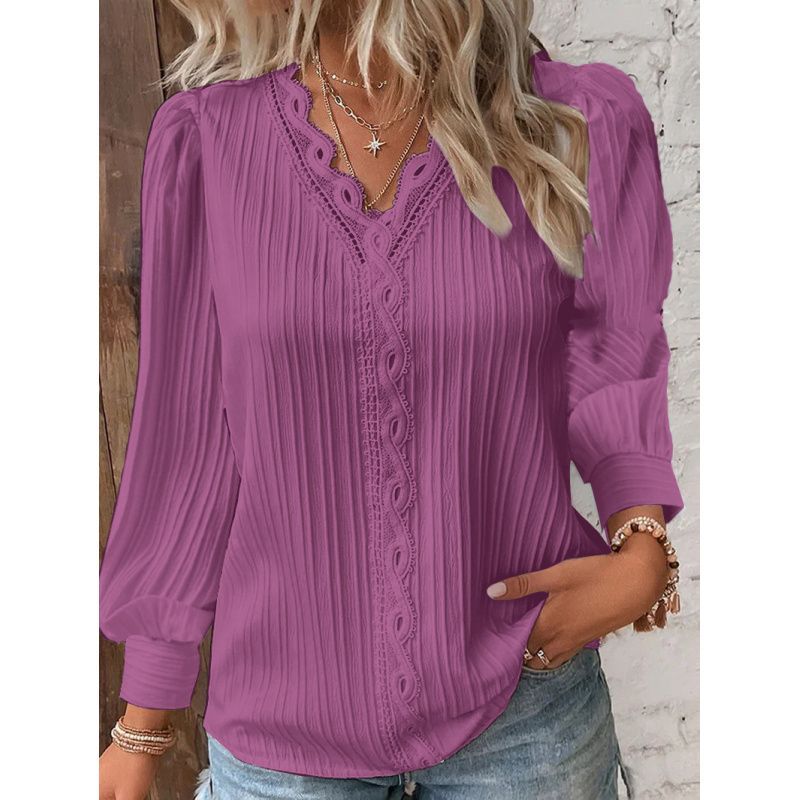 Svea – Blus med fina veck och spetsdetaljer