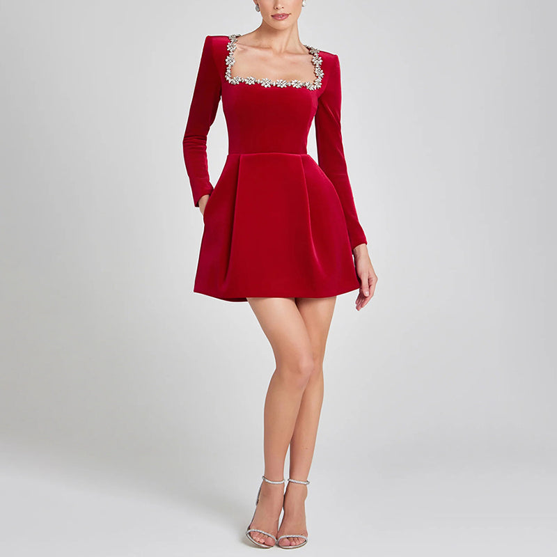 Hedda – kort klänning med blomdetalj