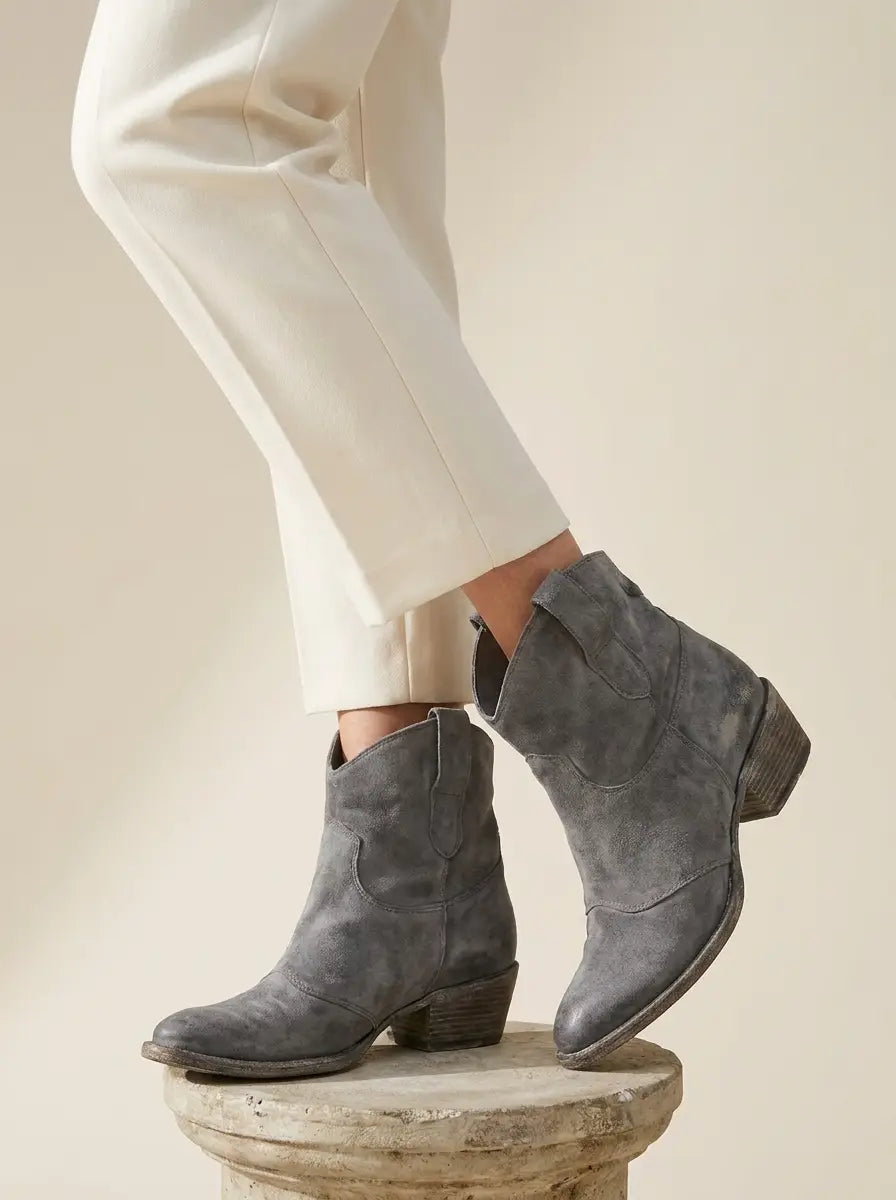 Mea – Boots i mjuk mocka med westernkänsla