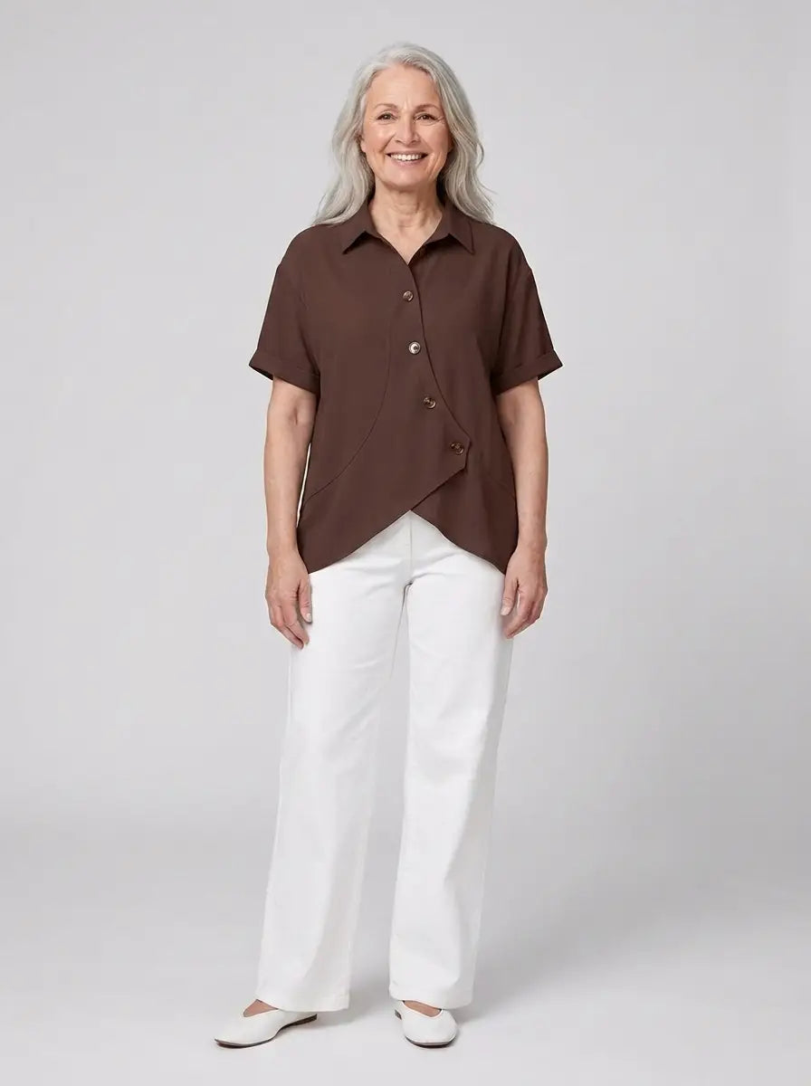 Ylvi – Blus med asymmetrisk design och elegant känsla